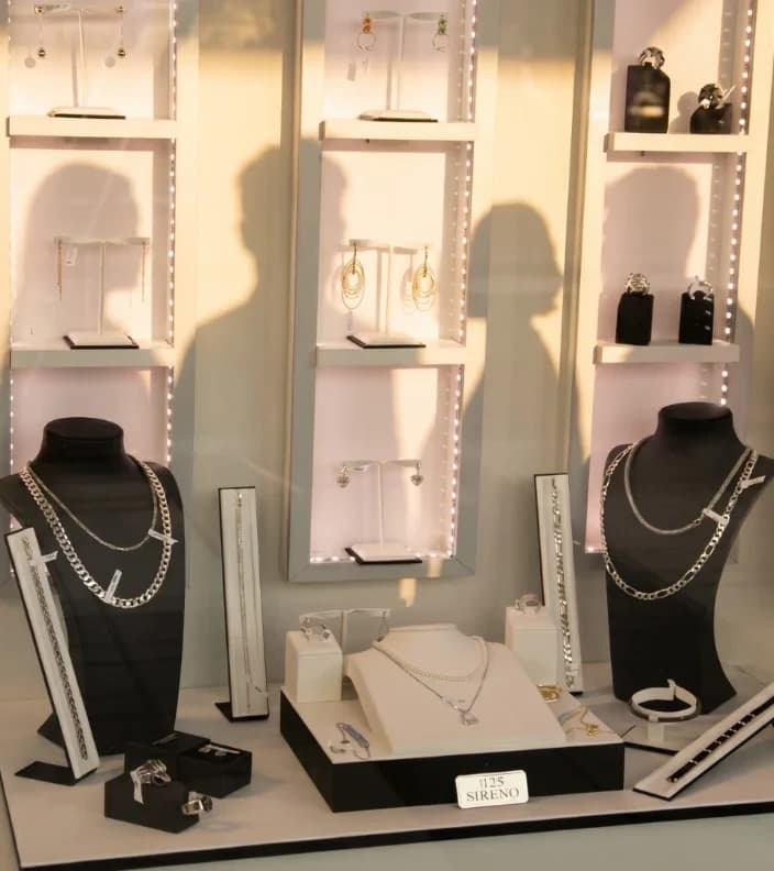 Vitrina sa srebrnim nakitom u Statement Srebro showroom-u