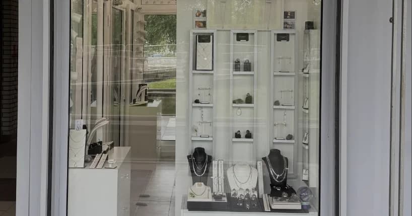 Izlog Statement Srebro showroom-a kod Arene, Novi Beograd
