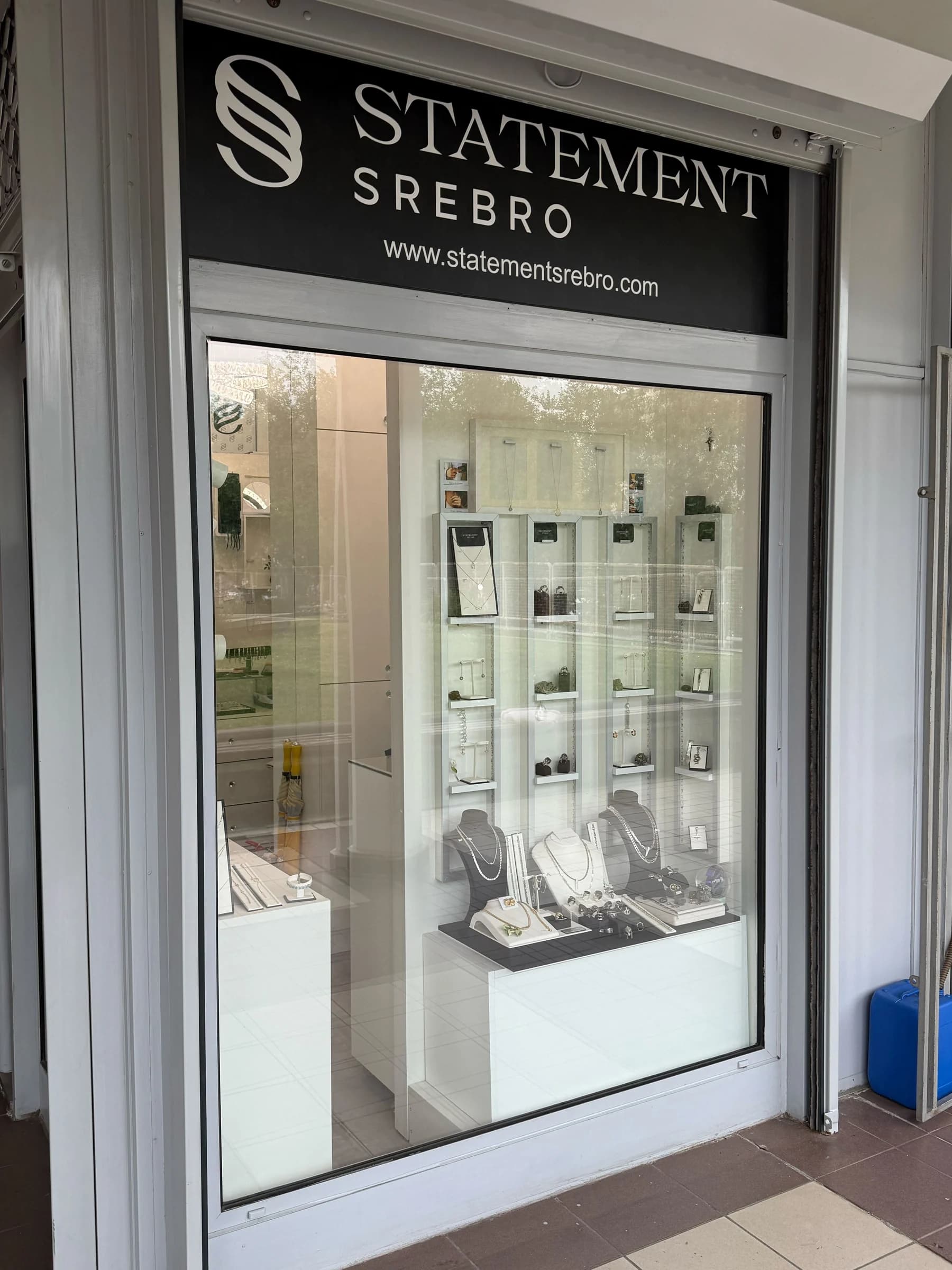 Statement Srebro showroom — izlog prodavnice srebrnog nakita kod Arene, Novi Beograd