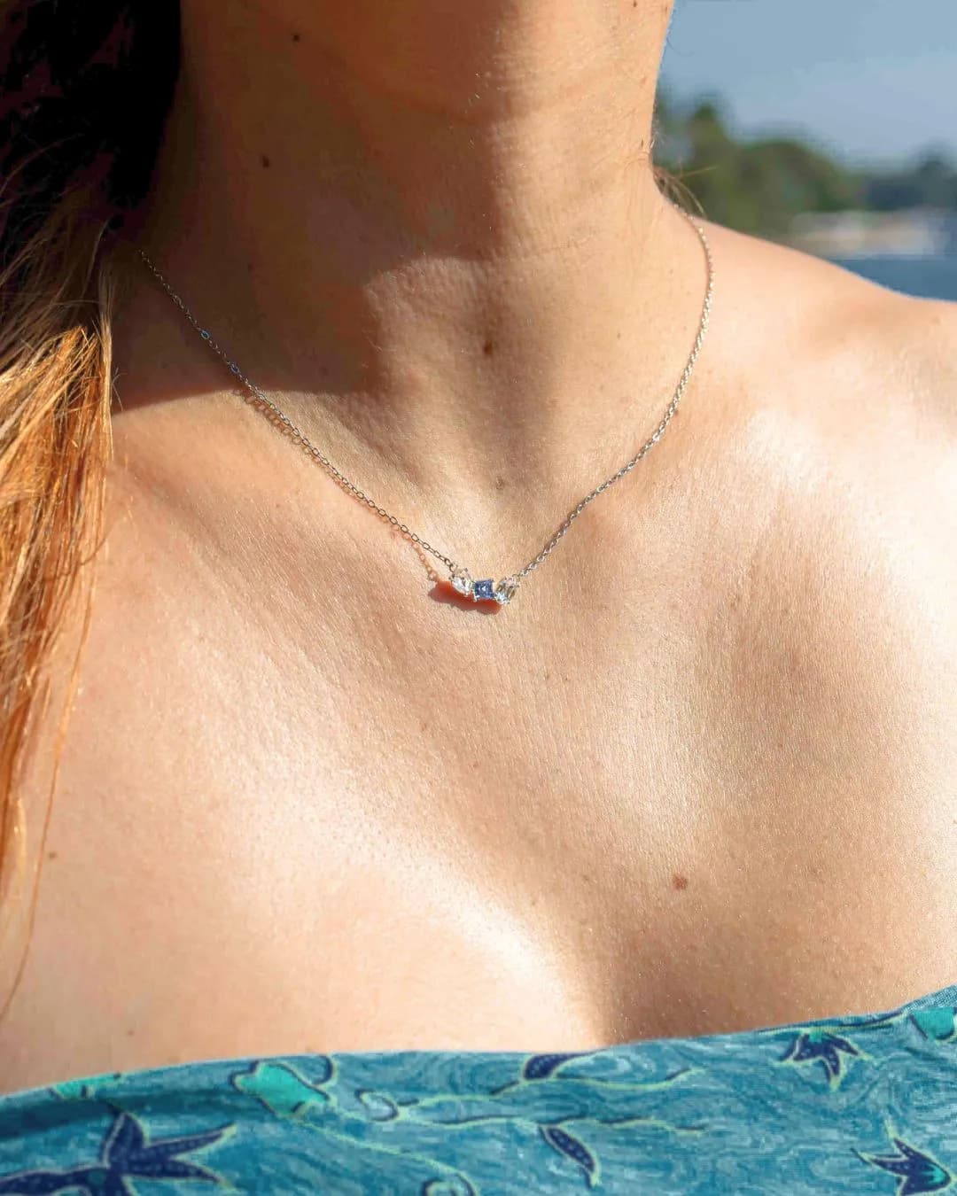 Ženska srebrna ogrlica Diamond Glow Azure – Ogrlica Diamond Glow Azure obezbeđuje upečatljiv kontrast duboko plavih tonova i vrhunskog 925 srebra.