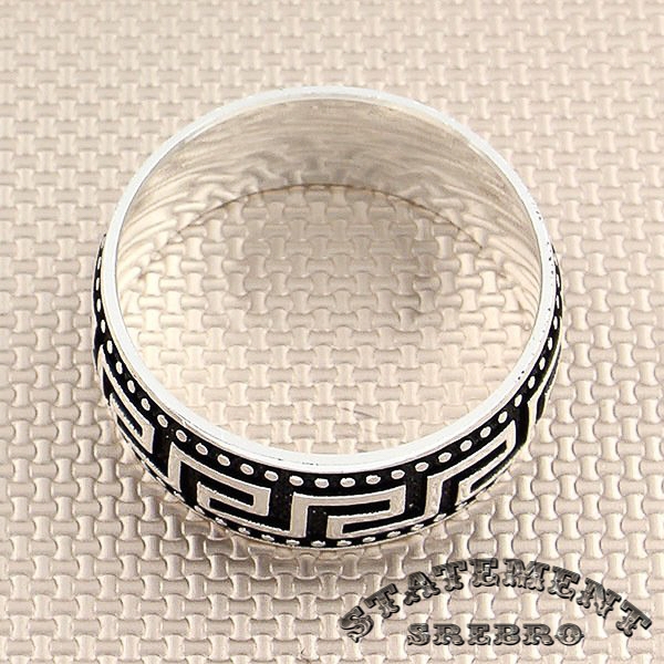Muški prsten sa grčkim motivima uklesanim u 925 Srebro sa minimalnističkim dizajnom. Minimalistički dizajn ovog srebrnog prstena sa grčkim motivima može se uklopiti u svaku kombinaciju.