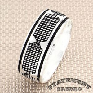 Muški prsten od 925 Srebra sa minimalnističkim dizajnom. Minimalistički dizajn ovog srebrnog muškog prstena sa jednostavnim detaljima daje ovom prstenu elegantan izgled. Ovaj prsten može se uklopiti u svaku priliku.