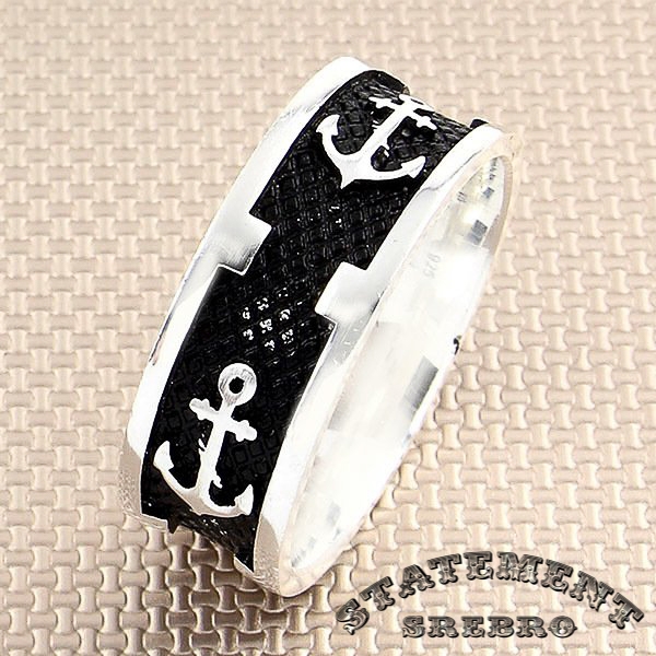 Muški prsten sa motivima sidra uklesanim u 925 Srebro sa minimalnističkim dizajnom. Sidro je simbol vernosti, nade i spasa. Minimalistički dizajn ovog srebrnog muškog prstena sa motivima sidra daje ovom prstenu jednostavan i elegantan izgled.