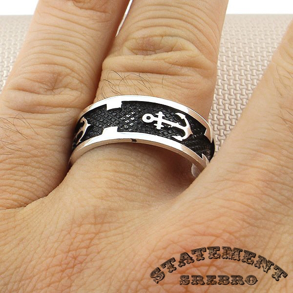 Muški prsten sa motivima sidra uklesanim u 925 Srebro sa minimalnističkim dizajnom. Sidro je simbol vernosti, nade i spasa. Minimalistički dizajn ovog srebrnog muškog prstena sa motivima sidra daje ovom prstenu jednostavan i elegantan izgled.