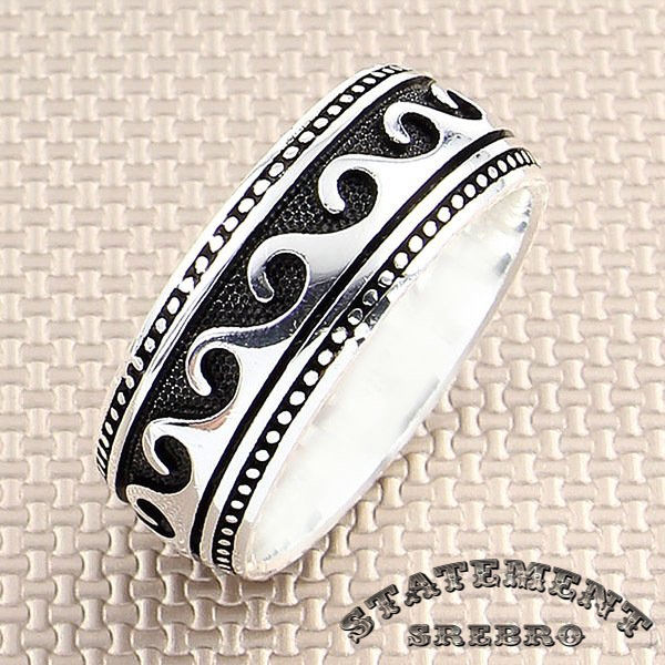 Muški prsten sa motivima talasa u 925 Srebru sa minimalnističkim dizajnom. Minimalistički dizajn ovog srebrnog prstena sa motivima talasa može se uklopiti u svaku kombinaciju. Ovaj srebrni prsten odaje morskim letnjim duhom.