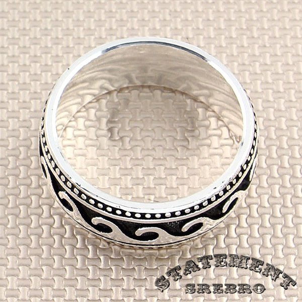 Muški prsten sa motivima talasa u 925 Srebru sa minimalnističkim dizajnom. Minimalistički dizajn ovog srebrnog prstena sa motivima talasa može se uklopiti u svaku kombinaciju. Ovaj srebrni prsten odaje morskim letnjim duhom.