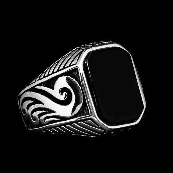 "Goku Oniks" prsten je spoj nebeske inspiracije i zemaljske snage. S oniks kamenom u središtu, simbolizujući unutrašnju ravnotežu, dok oblak sa strane dodaje dozu lakoće i slobode. Ovaj prsten nije samo komad nakita, već i podsećanje na tvoju unutrašnju snagu i sposobnost da prebrodiš sve izazove. Izaberi ovaj prsten da bi nosio sa sobom snažan spoj između neba i zemlje.