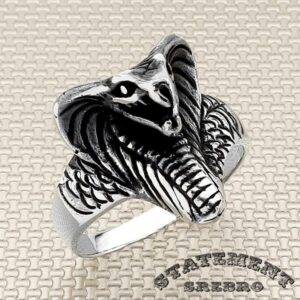 Muški prsten od 925 Srebra u obliku kobre. Kobra kao simbol ima dosta značenja - simbolizuje brzinu, opasnost, snagu, seksualnost, samopouzdanje i transformaciju. Ovaj prelepi prsten definitivno odaje notu svih ovih simbola.