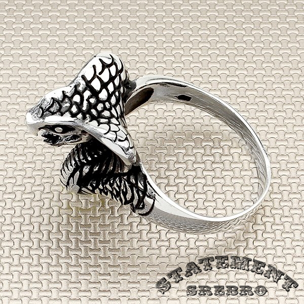 Muški prsten od 925 Srebra u obliku kobre. Kobra kao simbol ima dosta značenja - simbolizuje brzinu, opasnost, snagu, seksualnost, samopouzdanje i transformaciju. Ovaj prelepi prsten definitivno odaje notu svih ovih simbola.