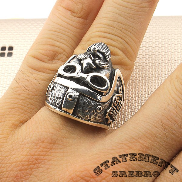 Muški prsten od 925 Srebra u obliku bajkera sa tompusom. Prsten sa bajkerskim detaljima idealan je za prave ljubitelje motora.