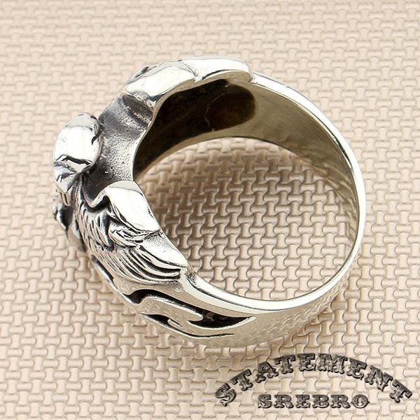Muški prsten od 925 Srebra u obliku orla. Orao, poznatiji i kao kralj neba, oduvek je smatran simbolom slobode, nadahnuća i neslućenih visina. Istaknite Vaše visine ovim srebrnim prstenom.