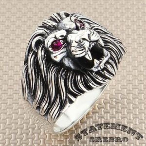 Muški prsten od 925 Srebra u obliku lava sa ljubičastim kamenjem. Lav, kralj životinja, car džungle, ili jednostavno jedna od najlepših (i najopasnijih) životinja na svetu. Oduvek je predstavljao simbol snage, ponosa i hrabrosti. Ukoliko posedujete ove osobine, ovaj srebrni prsten je za Vas.