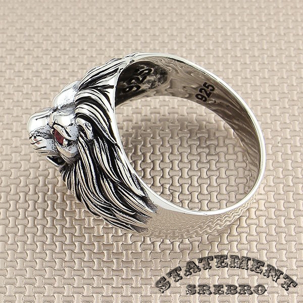 Muški prsten od 925 Srebra u obliku lava sa ljubičastim kamenjem. Lav, kralj životinja, car džungle, ili jednostavno jedna od najlepših (i najopasnijih) životinja na svetu. Oduvek je predstavljao simbol snage, ponosa i hrabrosti. Ukoliko posedujete ove osobine, ovaj srebrni prsten je za Vas.