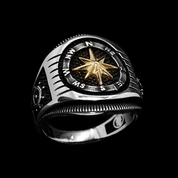 Srebrni prsten sa kompasom zlatne boje i motivima sidra i kormila, pravi je pomorski prsten. Ovo je prsten koji je za svakodnevnu upotrebu i naročito dobro ide u kombinaciji sa satom.