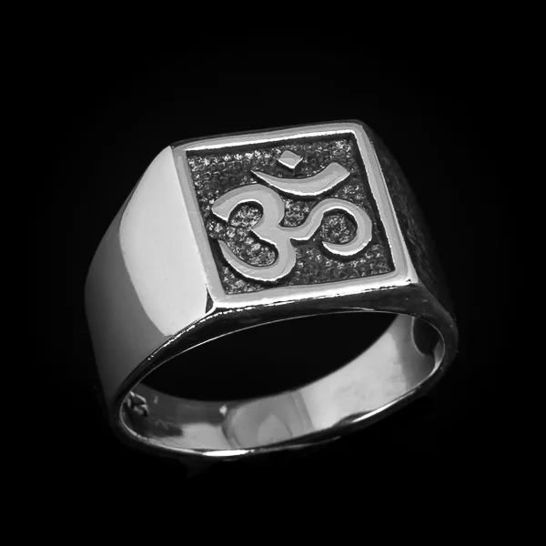 Om je simbol poznat kao univerzalni zvuk koji otvara vrata duhovnosti i meditacije. Ovaj prsten je izrađen sa vrhunskom preciznošću i kvalitetom, a jedinstveni simbol OM će vas stalno podsećati na vaše duhovne ciljeve. Dajte svom prstu dodir duhovnosti sa ovim neverovatnim prstenom.