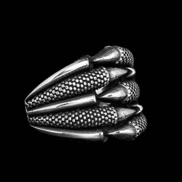 Ovaj muški prsten sa izraženim motivom kandži, majstorski uklesanim u 925 srebro, predstavlja hrabar izraz stila i samopouzdanja. Sa pažljivo izrađenim detaljima, ovaj prsten ne samo da privlači poglede, već i odašilje snažnu energiju i jedinstvenu priču.