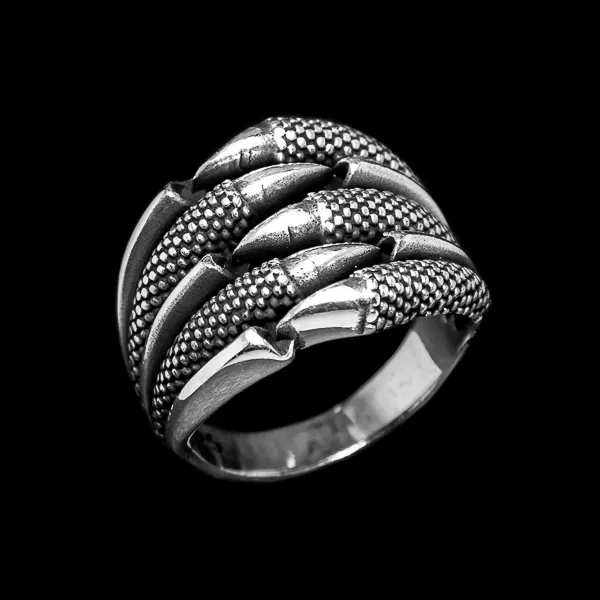Ovaj muški prsten sa izraženim motivom kandži, majstorski uklesanim u 925 srebro, predstavlja hrabar izraz stila i samopouzdanja. Sa pažljivo izrađenim detaljima, ovaj prsten ne samo da privlači poglede, već i odašilje snažnu energiju i jedinstvenu priču.