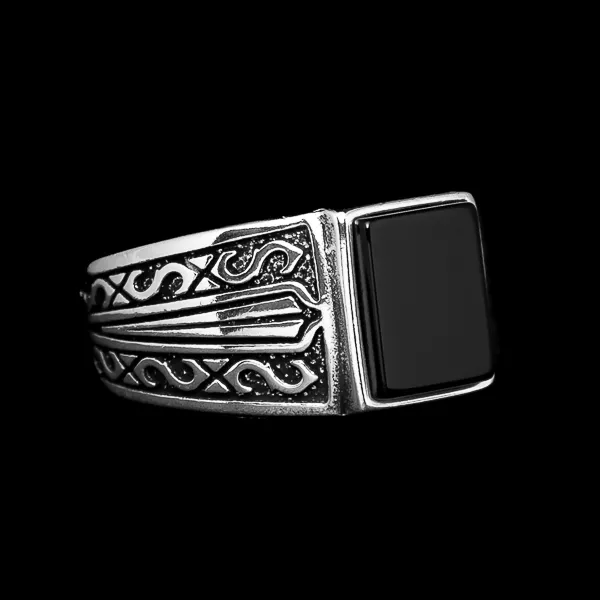 Muški prsten sa Oniks kamenom uklesanim u 925 Srebro sa motivima. Elegantan srebrni prsten koji će ići uz svaku odevnu kombinaciju.