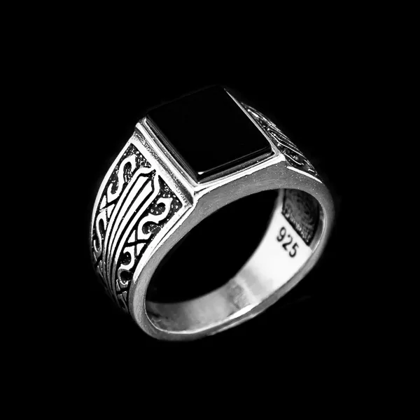 Elegantan muški prsten sa duboko uklesanim Oniks kamenom u 925 srebru, predstavlja spoj sofisticiranosti i muškosti. Ovaj unikatni komad nakita nosi u sebi duboko urezane motive koji prizivaju snagu i eleganciju, čineći ga savršenim izborom za svakodnevni šarm ili posebne prilike.