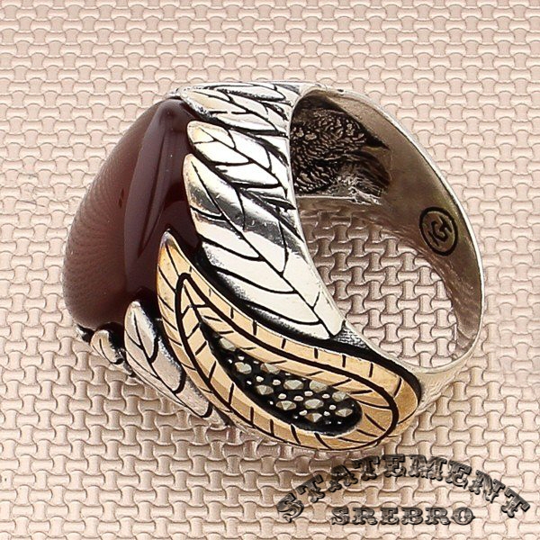 Muški prsten sa bordo Markazit kamenom uklesanim u 925 Srebro sa motivima lista, po svim svojim karakteristikama će se isticati na vašoj ruci.