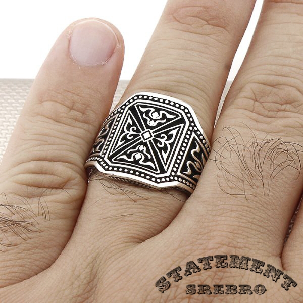 Muški prsten od 925 Srebra sa gravurom ornamenata. Raznoliki ornamentni detalji na ovom prstenu odaće jako jedinstven utisak