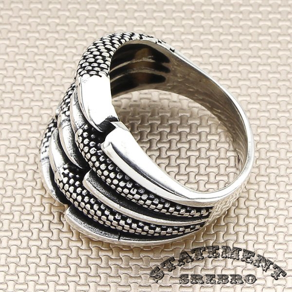 Muški prsten sa motivom kandži uklesan u 925 Srebro. Upečatljiv dizajn  sa dosta detalja mamiće poglede gde god se nalazili.