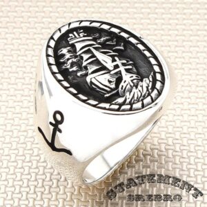 Muški prsten od poliranog 925 Srebra sa gravurom broda i motivima sidra, odisaće morskim duhom i podsećaće Vas na plovidbu.