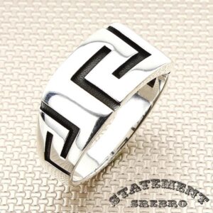 Muški prsten sa grčkim motivima uklesanim u 925 Srebro sa minimalnističkim dizajnom, može se uklopiti u svaku kombinaciju.