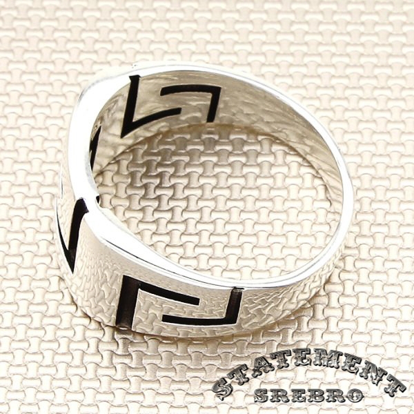Muški prsten sa grčkim motivima uklesanim u 925 Srebro sa minimalnističkim dizajnom, može se uklopiti u svaku kombinaciju.