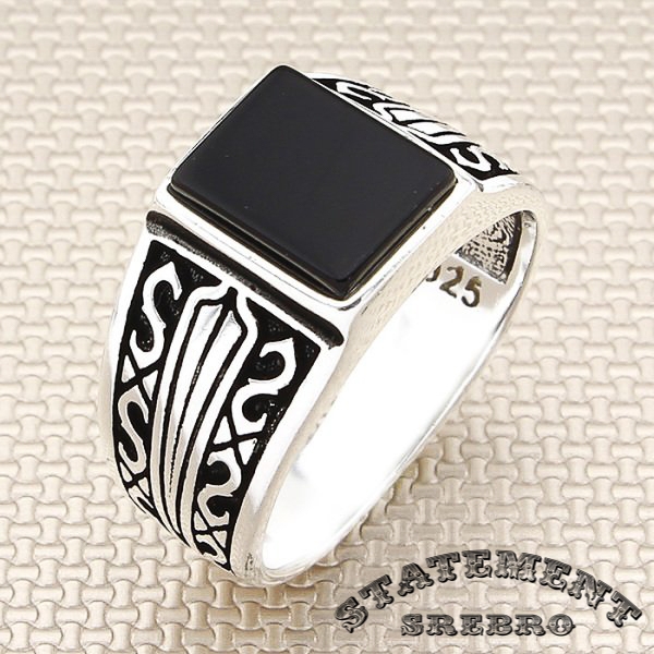Muški prsten sa Oniks kamenom uklesanim u 925 Srebro sa motivima. Elegantan srebrni prsten koji će ići uz svaku odevnu kombinaciju.