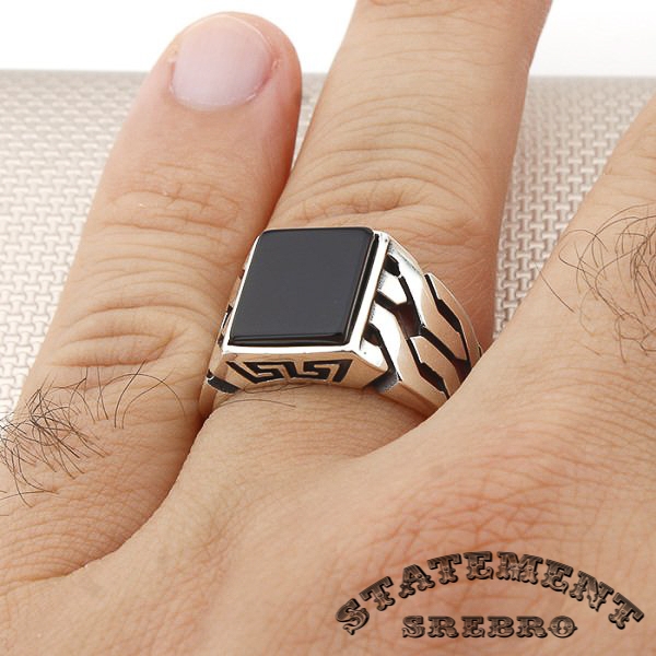 Muški prsten sa Oniks kamenom uklesanim u 925 Srebro sa lančanim dizajnom. Jako jednostavan i prirodan dizajn je ono što ga čini posebnim.
