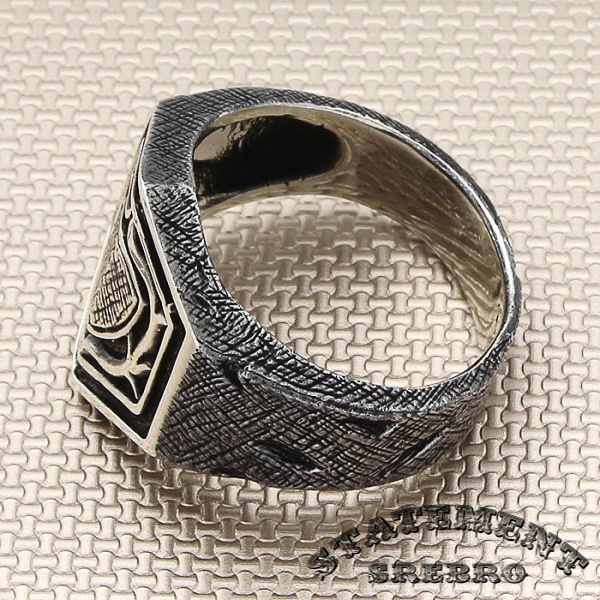 Muški prsten od 925 Srebra sa motivom štita. Rustičan izgled srebra sa štitom na glavi prstena odaje jedinstven doživljaj.