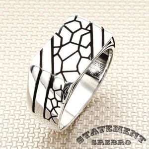 Muški prsten od 925 Srebra sa motivom pukotine. Jako jednostavan i elegantan izgled ovog prstena uklopiće se uz svaku odevnu kombinaciju.