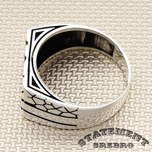 Muški prsten od 925 Srebra sa motivom pukotine. Jako jednostavan i elegantan izgled ovog prstena uklopiće se uz svaku odevnu kombinaciju.