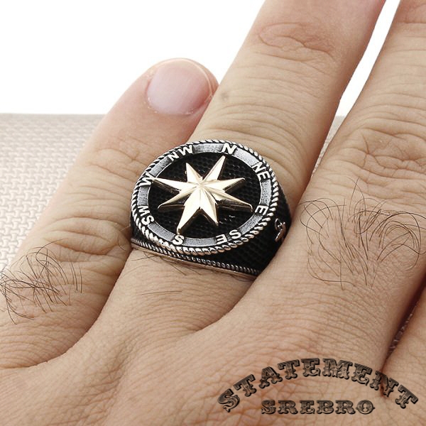 Muški prsten sa pozlaćenim kompasom od 925 kaljenog Srebra i motivima kormila i sidra, pokazaće Vaš morski duh.