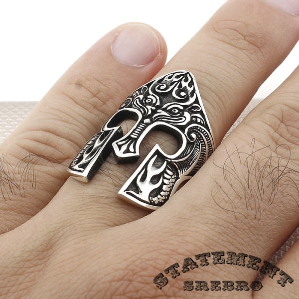 Muški prsten oblika ratničkog šlema od 925 Srebra sa motivima zmaja. Na prvi pogled, oduševiće oblikom, kada se udubite, oduševiće detaljima.