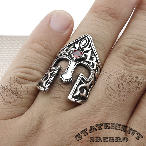 Muški prsten od oblikovanog 925 Srebra sa motivima šlema i crvenim kamenom, odaje jako upečatljiv i prepoznatljiv izgled.