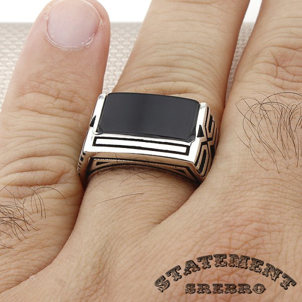 Muški prsten sa pravougaonim Oniksom uklesanim u 925 Srebro sa Aztek motivima. Nesvakidšnji dizajn će vas nesumnjivo izdvojiti u masi.