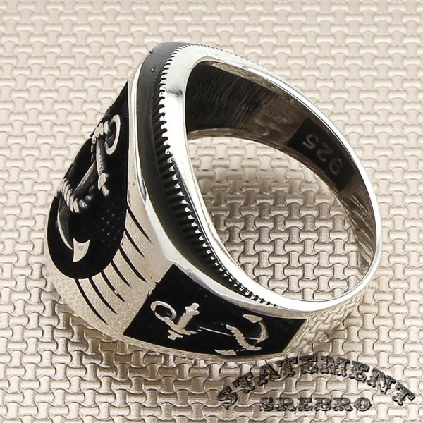 Muški prsten od kaljenog 925 Srebra sa motivima sidra. Jako lep i elegantan prsten koji se lagano uklapa uz sve.