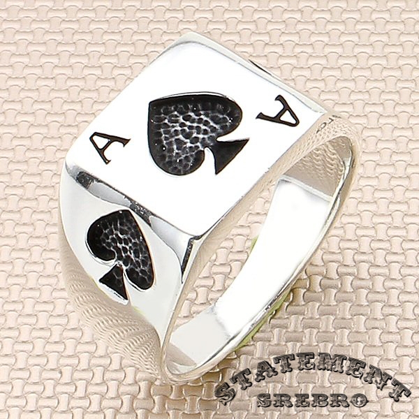 Muški prsten od poliranog 925 Srebra sa gravurom kec pik, pravi je prsten za svakoga ko voli karte. Pikirajte idealan prsten.