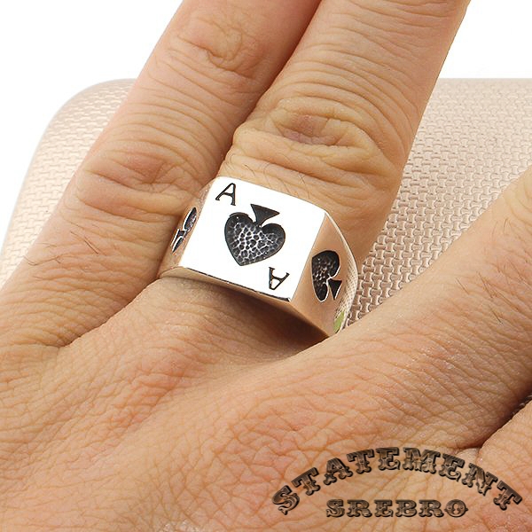 Muški prsten od poliranog 925 Srebra sa gravurom kec pik, pravi je prsten za svakoga ko voli karte. Pikirajte idealan prsten.