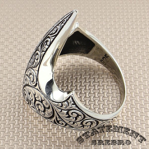 Muški prsten oblikovan od 925 Srebra sa motivima vetra, najbolje će izgledati na vašem palcu. Dozvolite vetru da vas ponese.