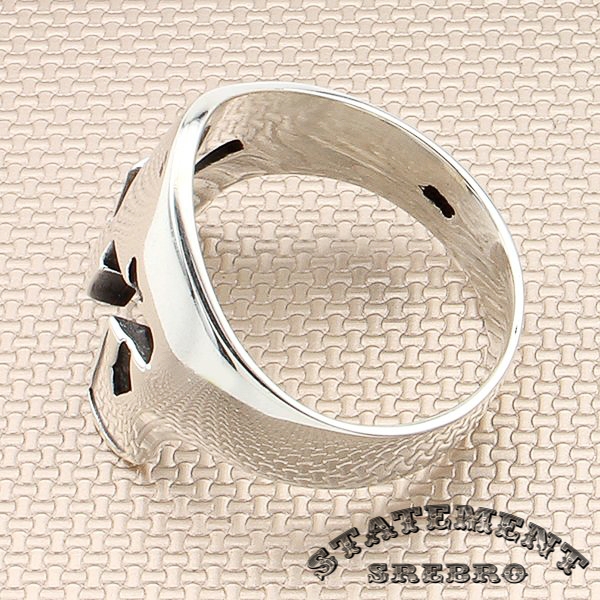 Muški prsten od poliranog 925 Srebra u obliku ratničkog šlema, istaćiće ratnika u Vama gde god se nalazili.