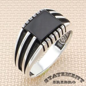 Muški prsten sa Oniks kamenom uklesanim u 925 Srebro sa minimalnističkim dizajnom, učiniće da ovaj prsten iznesete uz svaku kombinaciju.