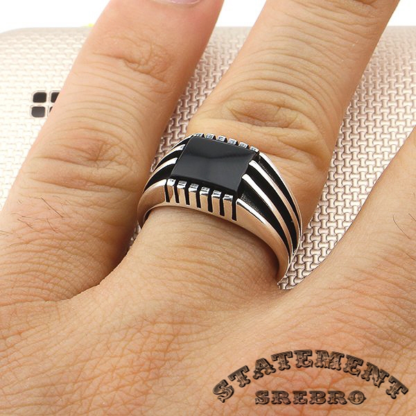 Muški prsten sa Oniks kamenom uklesanim u 925 Srebro sa minimalnističkim dizajnom, učiniće da ovaj prsten iznesete uz svaku kombinaciju.