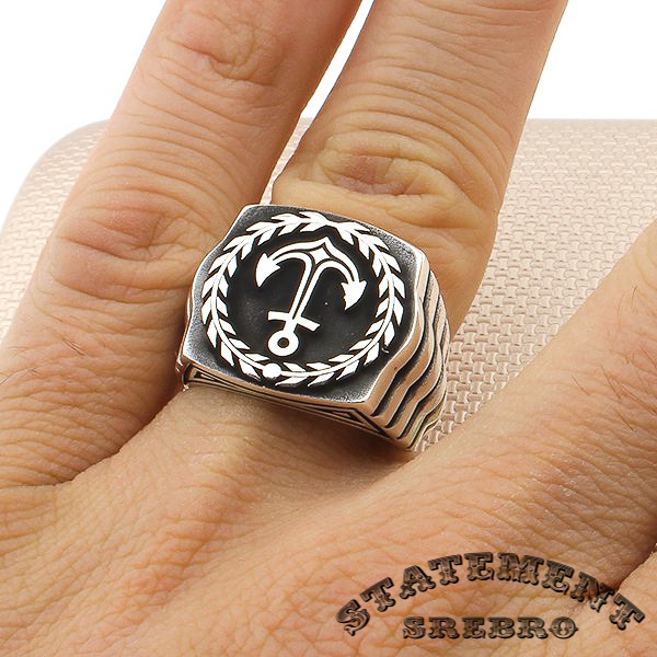 Muški prsten od kaljenog 925 Srebra sa motivom sidra i narukvice od sata, odavaće ekskluzivan izgled u svakoj prilici.