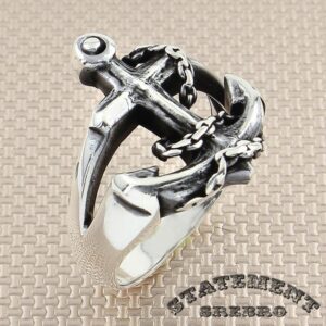 Muški prsten od poliranog srebra sa isklesanim sidrom. Jako lep i minimalistički dizajn uklapa se uz kežual kombinaciju.