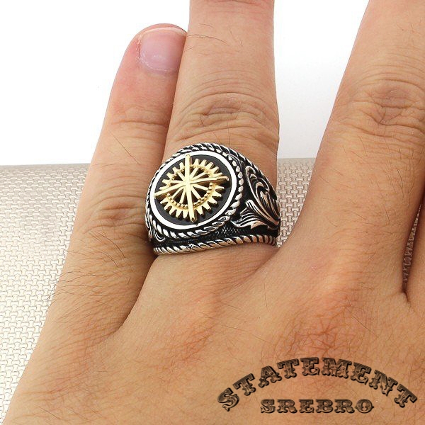 Muški prsten s kompasom zlatne boje uklesanim u Oniks kamen sa 925 Srebrom sa cvetnim detaljima. Za one koji znaju kojim smerom da se kreću.