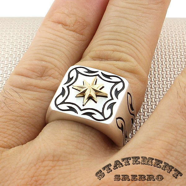 Muški prsten sa pozlaćenom zvezdom na 925 matiranom Srebru i kaljenim motivima. Uz crnu odevnu kombinaciju, ovaj prsten će istaći Vaš stav.