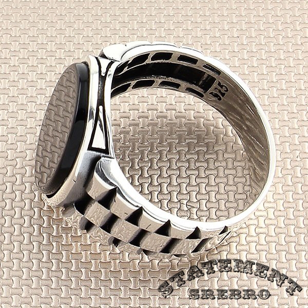 Muški prsten sa masivnim Oniks kamenom uklesanim u 925 Srebro dizajnirano kao narukvica sata pravi je izbor za ljubitelje kvaliteta i luksuza.